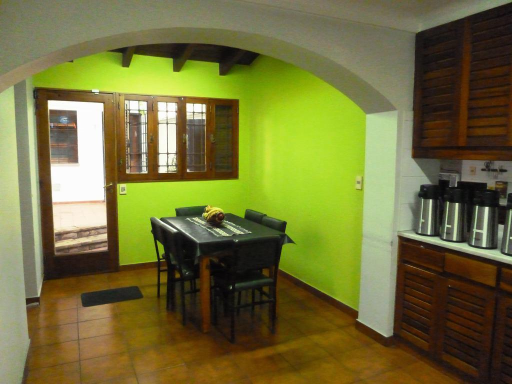 Hostel De Los Artistas Мендоса Екстериор снимка